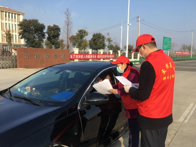 2月1日，蚌埠處九梓站向廣大司乘人員發(fā)放《安徽省交通運輸廳疫情防控工作指揮部 致司乘朋友的公開信》 (1).jpg