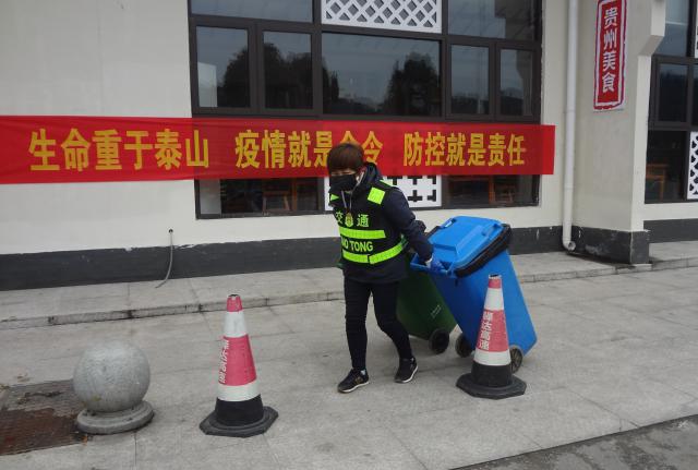 1580870330113659.jpg 休寧服務(wù)區(qū)余薇正在清運(yùn)垃圾.JPG