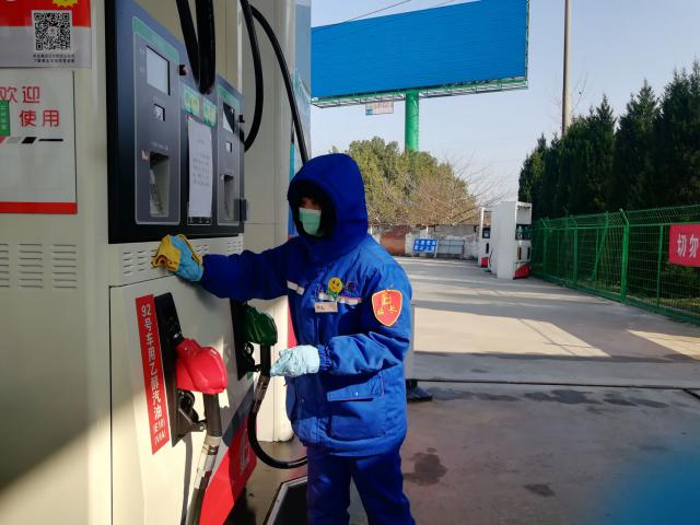 1580974757109274.jpg 站長汪慧娟對加油設備進行消毒.jpg
