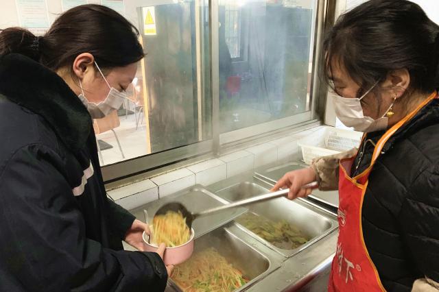 1582010242250875.jpg 楊阿姨貼心守護(hù)十幾個“孩子”.jpg