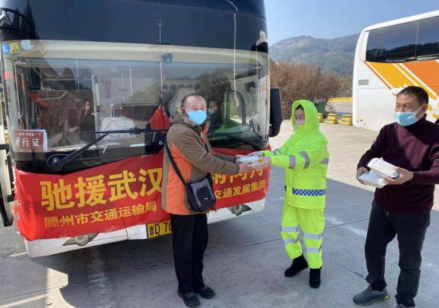 1582084647119288.jpg 處于皖鄂省界的長(zhǎng)嶺關(guān)服務(wù)區(qū)為馳援武漢的應(yīng)急物資運(yùn)輸車(chē)輛提供服務(wù).jpg