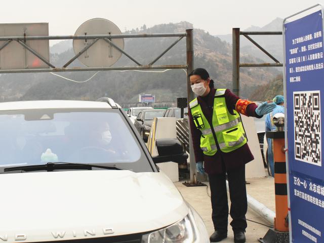 1583387579596420.jpg 陳青引導(dǎo)駕駛員掃描二維碼登記信息_副本.jpg