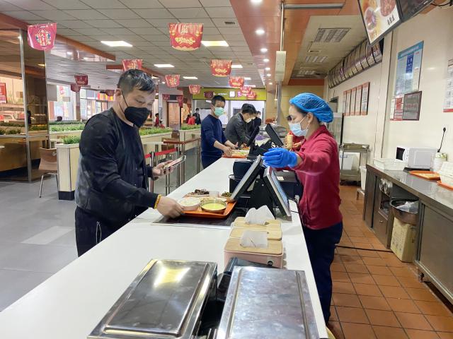 1586919698373386.jpg 旅客在新橋服務(wù)區(qū)餐廳排隊(duì)就餐.jpg