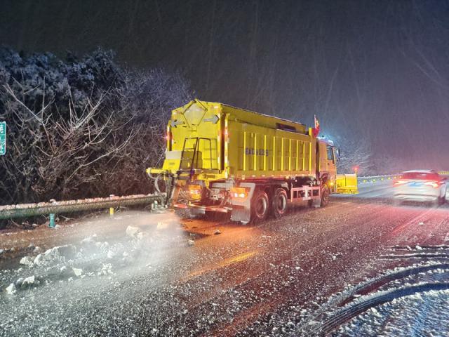 蚌埠處迅速組織人員、機(jī)械迅速到位，積極應(yīng)對鏟冰除雪作業(yè) (10)_調(diào)整大小.jpg