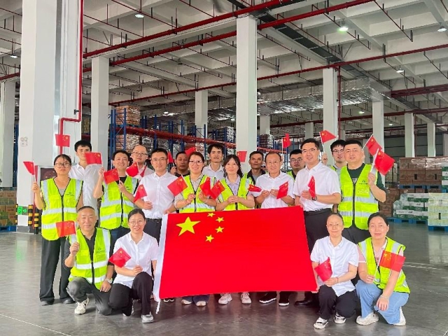 迅捷物流公司組織開展“與國旗合影 為祖國慶生”活動(dòng).png